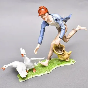 Коллекционная Фарфоровая статуэтка «Ловец гусей. Мальчик и гуси», KAISER Германия, 1979 - 1990 годы. 