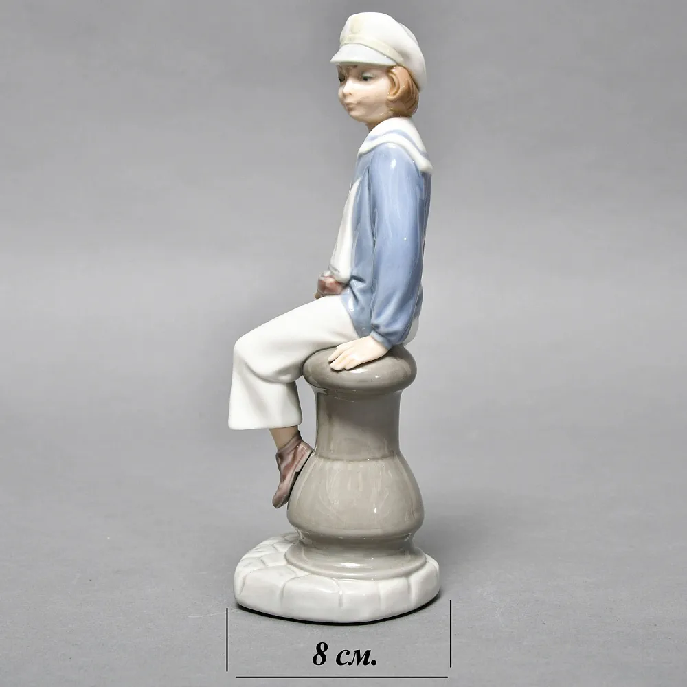 Коллекционная Фарфоровая статуэтка «Мальчик c корабликом», Lladro Испания, вторая половина ХХ века.