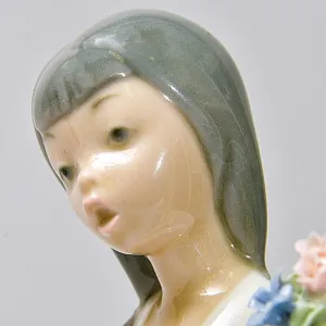 Авторская Фарфоровая статуэтка «ЛУПИТА. Девочка с цветами и корзинкой яблок», Lladro Испания.