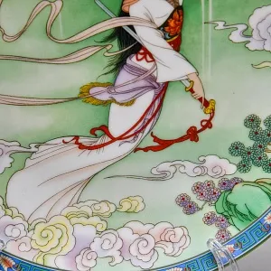 Коллекционная Тарелка «Китайская девушка в белом платье с мечом» Фарфор, Китай -1989 год.