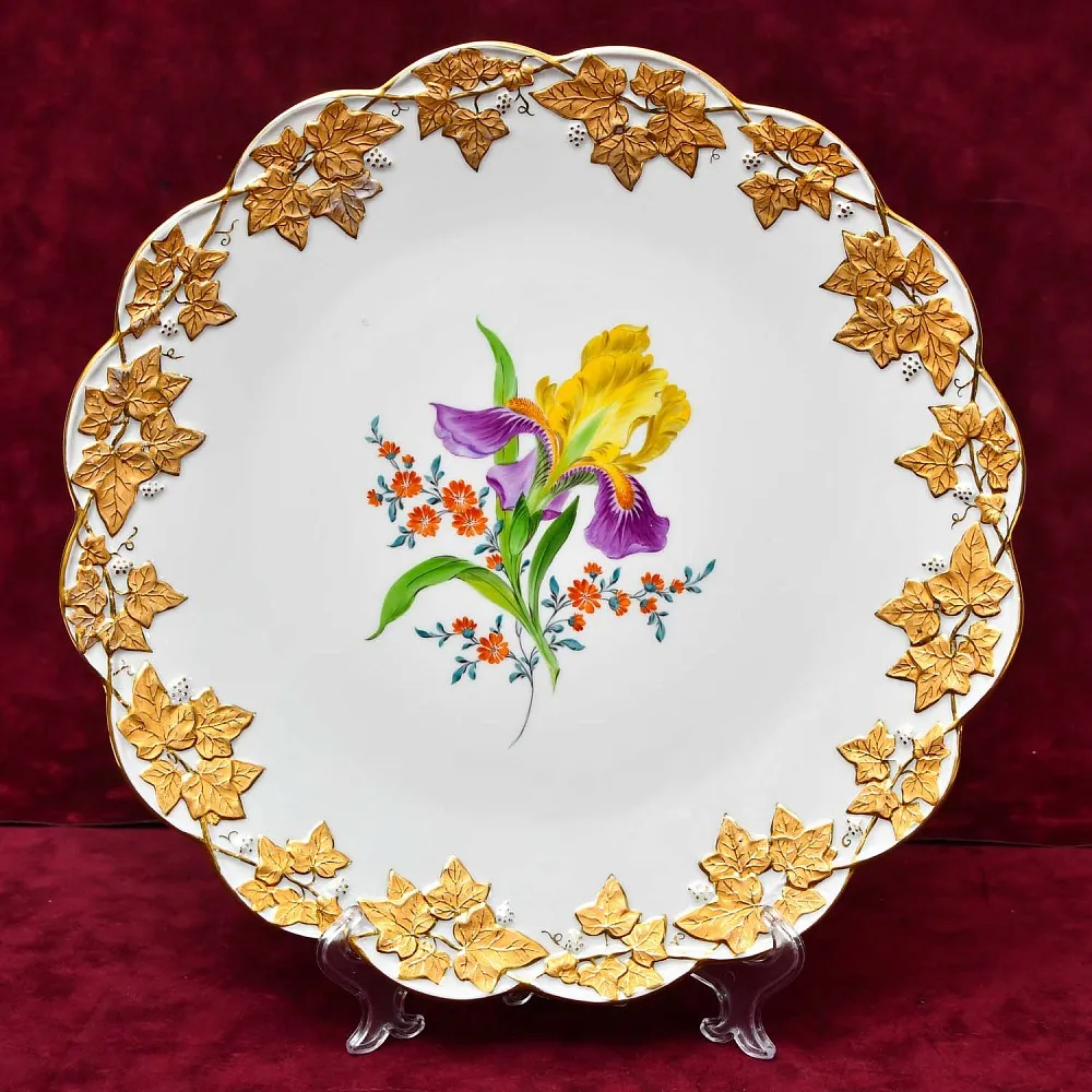 Антикварное Блюдо - Тарелка «ИРИС и ВИНОГРАДНЫЕ ЛИСТЬЯ», Фарфор MEISSEN Германия.
