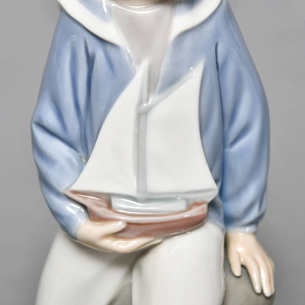 Коллекционная Фарфоровая статуэтка «Мальчик c корабликом», Lladro Испания, вторая половина ХХ века.
