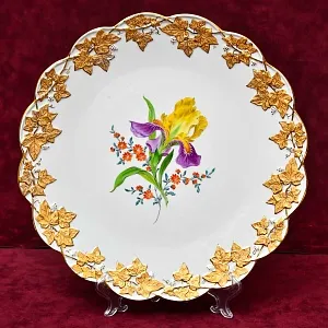 Антикварное Блюдо - Тарелка «ИРИС и ВИНОГРАДНЫЕ ЛИСТЬЯ», Фарфор MEISSEN Германия.