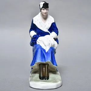 Антикварная фарфоровая статуэтка «Дама с горностаевой муфтой», Fraureuth Германия, 1919 - 1926 годы. 