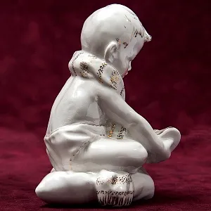 Статуэтка - Фарфоровая Статуэтка «Мальчик с Сандалией» СССР, Песочное -1960 год.