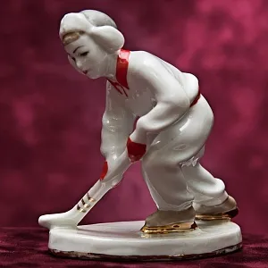 Коллекционная Фарфоровая статуэтка «Юный хоккеист», ЛЗФИ СССР, 1956 - 1967 годы. 