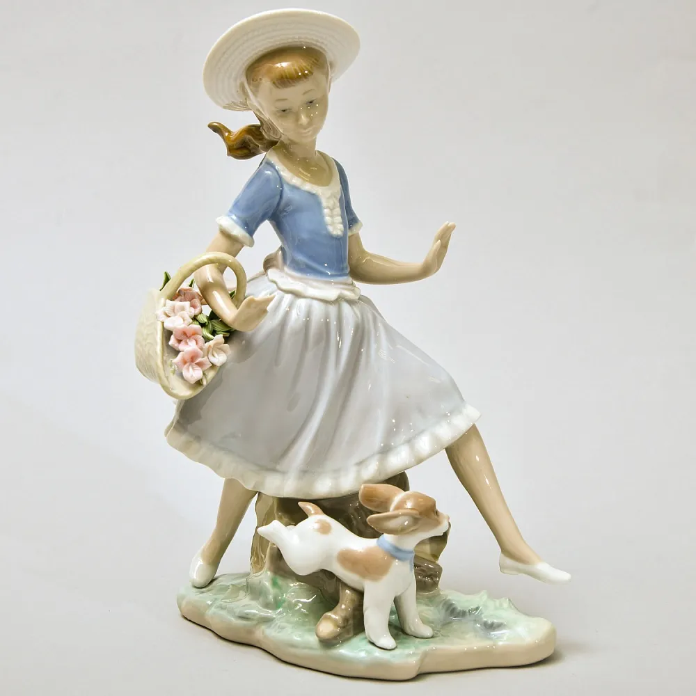 Авторская Фарфоровая Статуэтка «Девочка с цветами и cобака», Lladro Испания - 1974 год.