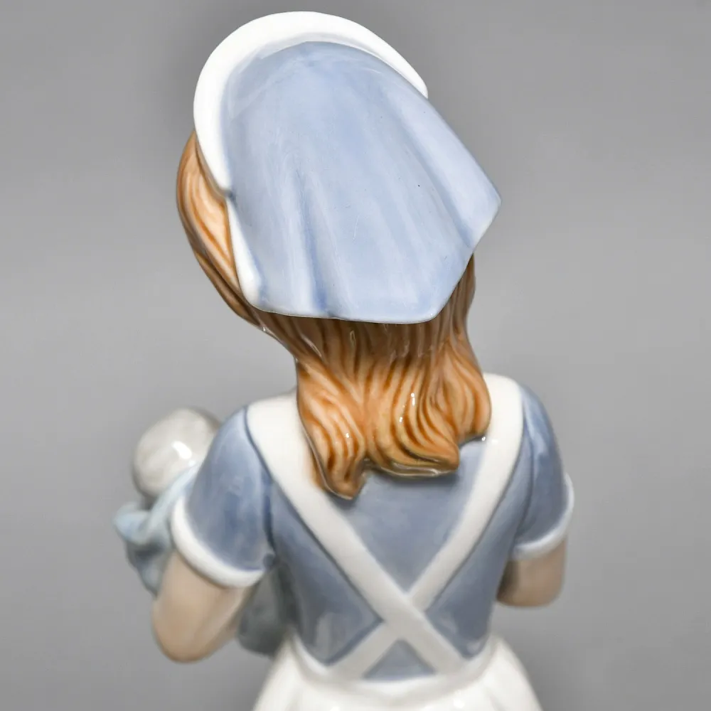 Коллекционная Фарфоровая статуэтка «Медсестра с младенцем», NAO by Lladro Испания.