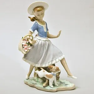 Авторская Фарфоровая Статуэтка «Девочка с цветами и cобака», Lladro Испания - 1974 год.