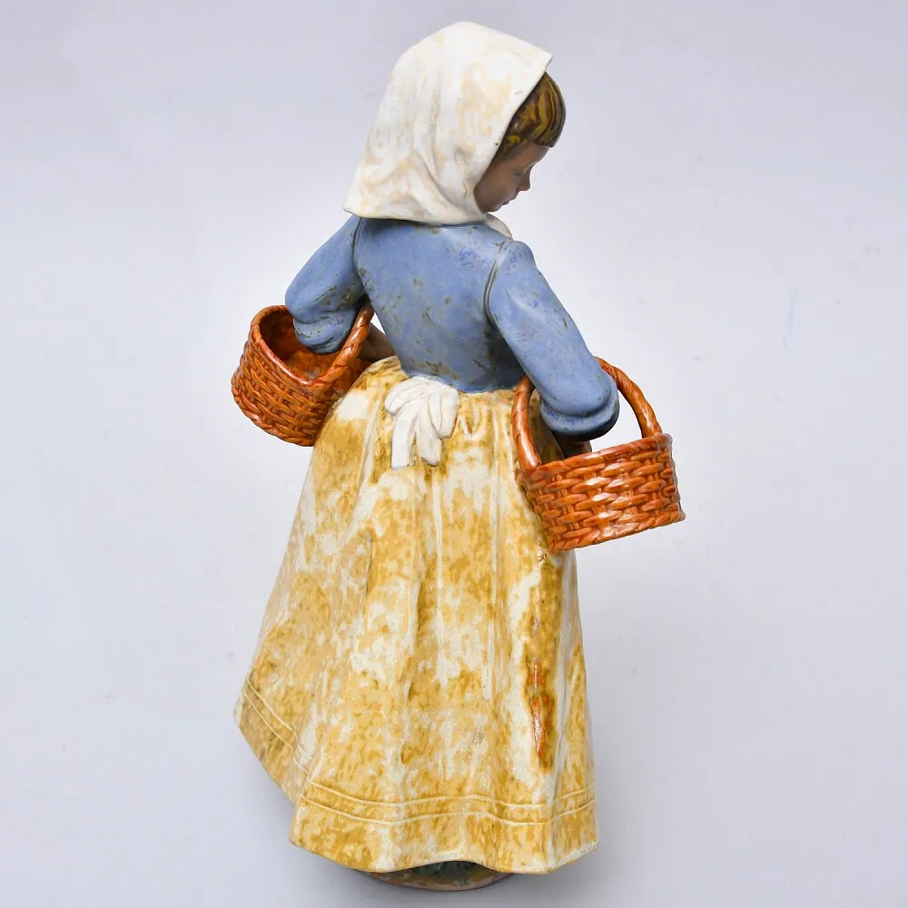 Коллекционная Фарфоровая статуэтка «Девочка с двумя корзинками», NAO by Lladro серия Грес, Испания.
