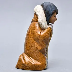 Фарфоровая Статуэтка «Девочка эскимос. Арктическая зима», Грес Lladro, Испания.