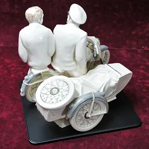 Большая Коллекционная Авторская Статуэтка «Берегись автомобиля», фарфор, Россия.