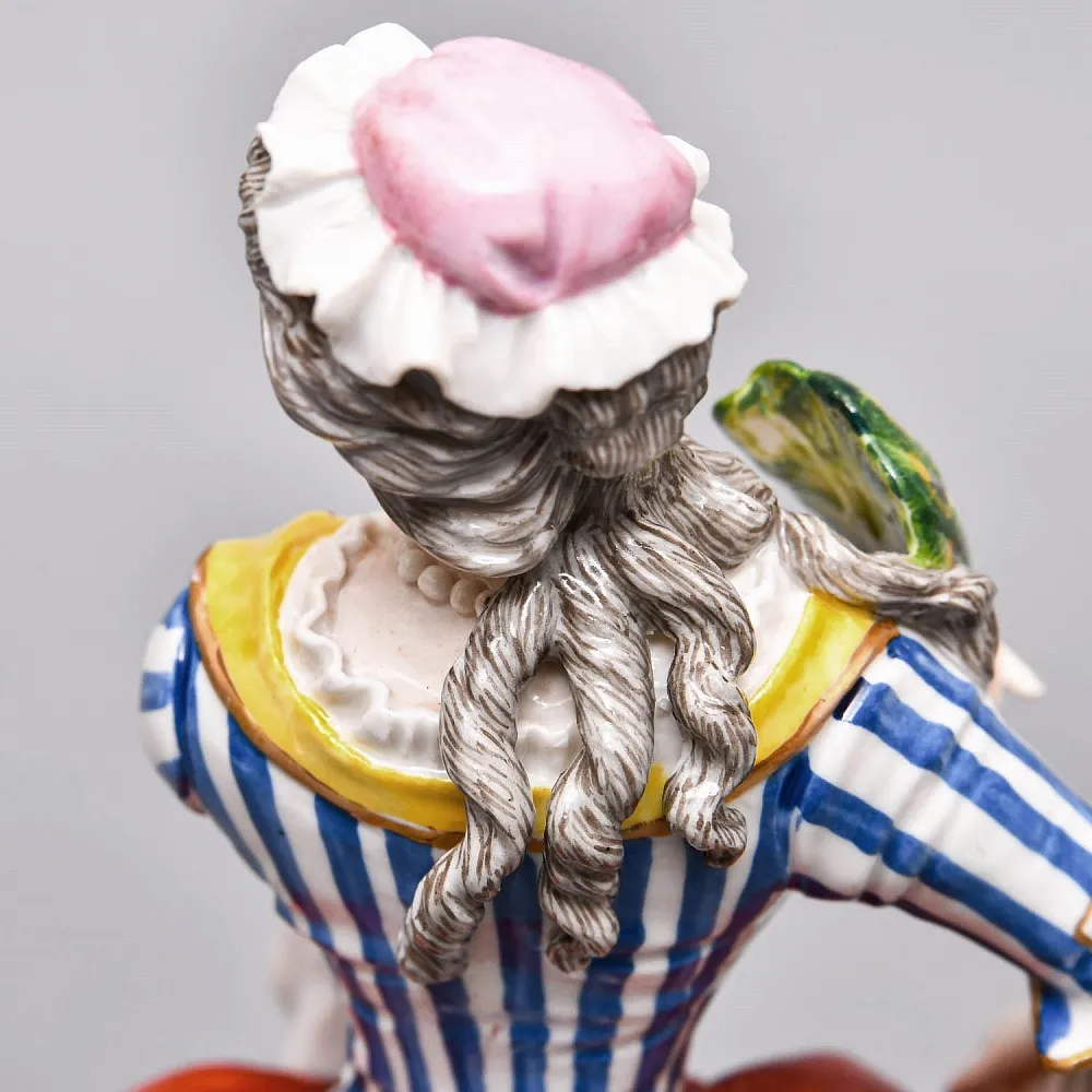 Антикварная Фарфоровая статуэтка «Девушка с веером», Capodimonte Италия, 1771 - 1834 годы.