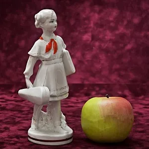 Коллекционная Фарфоровая статуэтка «Девочка Пионерка со скрипкой», «Красный фарфорист» Чудово, СССР -1958 год. 