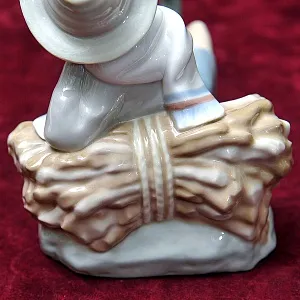 Коллекционная Фарфоровая статуэтка «Мальчик с птицей», Lladro Испания - 1970 год.