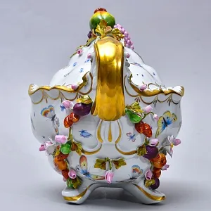 Фарфоровая Тюрина - Судок с крышкой «БАБОЧКИ В САДУ», Франция - середина ХХ века.