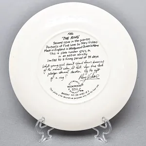 Коллекционная Фарфоровая тарелка «Девушка с кольцом», Wedgwood Англия - 1986 год. 
