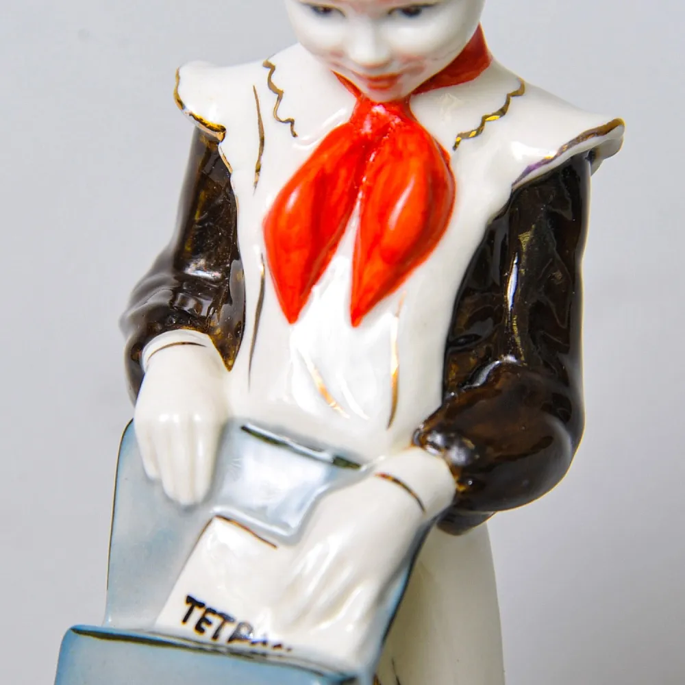 Авторская Коллекционная Фарфоровая Статуэтка «Школьница - Пионерка с портфелем», Россия.