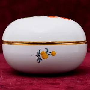 Шкатулка - Бонбоньерка круглой формы из коллекции «BLUMEN», Фарфор MEISSEN Германия.