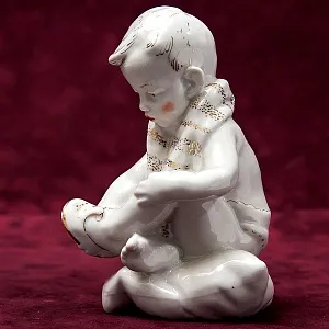 Статуэтка - Фарфоровая Статуэтка «Мальчик с Сандалией» СССР, Песочное -1960 год.