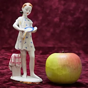 Коллекционная Фарфоровая Статуэтка «Юная помощница», ЛФЗ СССР - 1956 год.