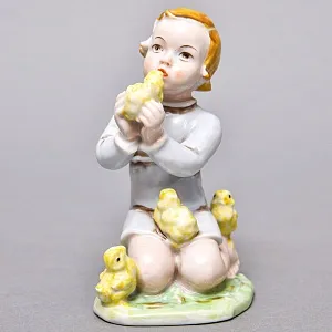 Коллекционная статуэтка «Мальчик с цыплятами», Фарфор ROSENTHAL Германия, первая половина ХХ века. 
