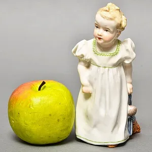 Коллекционная Фарфоровая статуэтка «Дети Хеншеля. Девочка с куклой», Meissen Германия. 