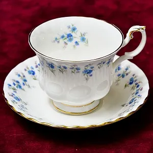 Коллекционная Фарфоровая Чайная пара «Воспоминания», ROYAL ALBERT Англия, вторая половина ХХ века.