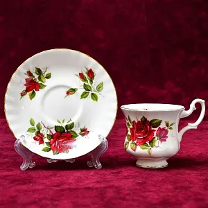 Коллекционная Фарфоровая Кофейная пара «Красная Роза», ROYAL ALBERT Англия, вторая половина ХХ века.