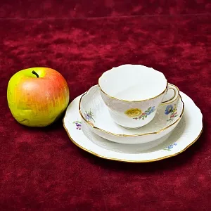 Коллекционная Фарфоровая Чайная пара + Тарелка (Тройка) из серии BLUME, MEISSEN Германия.