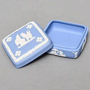 Шкатулка - Бонбоньерка «Музы и поклонники», фарфор ВЕДЖВУД / WEDGWOOD, Англия, вторая половина ХХ века.