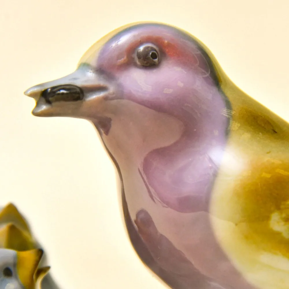 Антикварная Фарфоровая статуэтка «Птица кормит птенцов», Pfeffer Gotta Германия 1882 -1934 год.