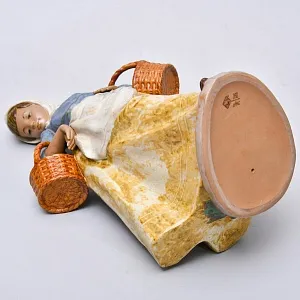 Коллекционная Фарфоровая статуэтка «Девочка с двумя корзинками», NAO by Lladro серия Грес, Испания.