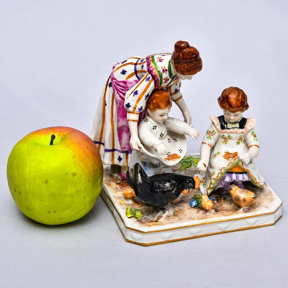 Редкость! Антикварная Фарфоровая Статуэтка «КОРМЛЕНИЕ КУР», Aсkermann & Fritze Германия.