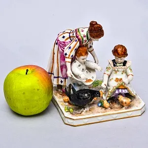 Редкость! Антикварная Фарфоровая Статуэтка «КОРМЛЕНИЕ КУР», Aсkermann & Fritze Германия.