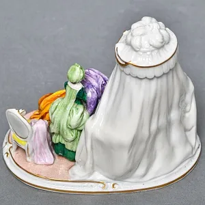 Миниатюрная Фарфоровая статуэтка «Утренние одевания», Scheibe Alsbach Германия, первая половина ХХ в. 