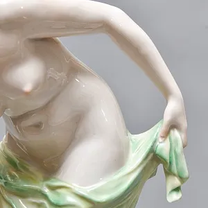 Антикварная Фарфоровая статуэтка «Обнаженная девушка на шаре», Rosenthal Германия - 1935 год. 