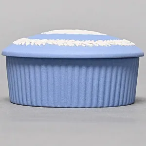 Шкатулка - Бонбоньерка «Античная колесница», фарфор ВЕДЖВУД / WEDGWOOD, Англия, вторая половина ХХ века.