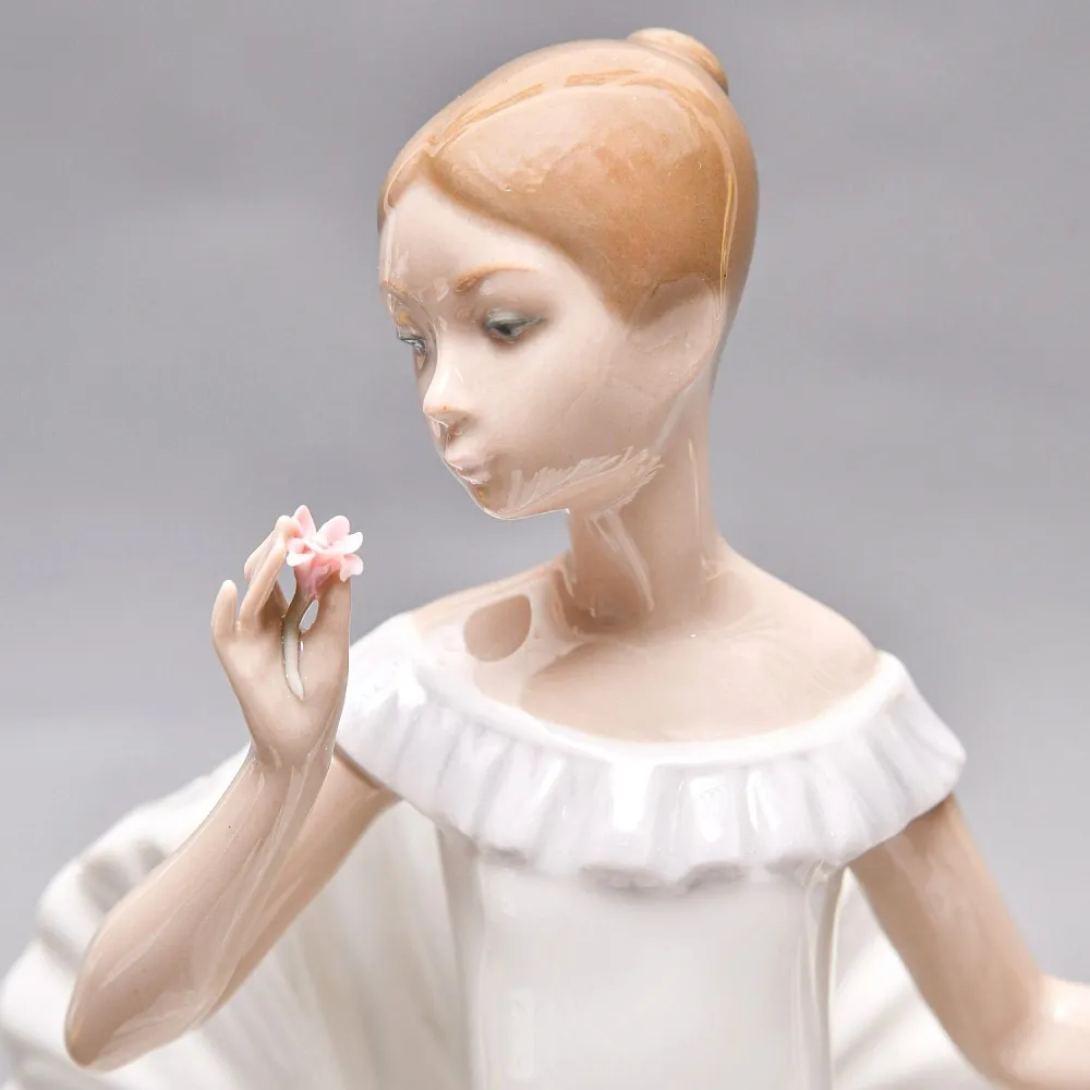 Коллекционная Фарфоровая статуэтка «Балерина в кресле с цветком», Nao by Lladro Испания.