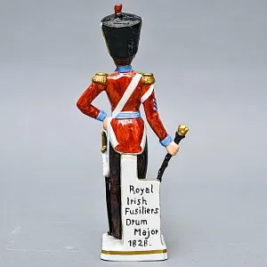 Коллекционная Фарфоровая статуэтка «Солдаты Британской армии. Тамбур - майор», SITZENDORF Германия.