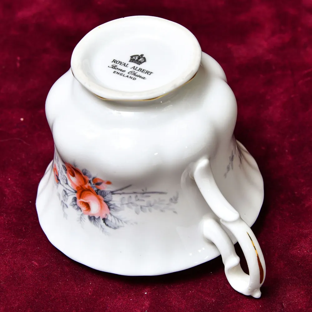 Коллекционная Фарфоровая Чайная пара «Чайная Роза», ROYAL ALBERT Англия, вторая половина ХХ века.