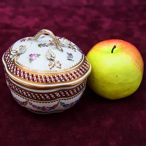 Редкость! Коллекционная Шкатулка-Бонбоньера «Грация» Фарфор SP Dresden Германия.