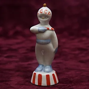 Коллекционная Фарфоровая статуэтка «Космонавт - регулировщик», СССР Полонне ЗХК, 60-е годы. 