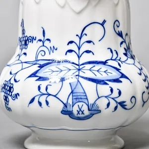 Фарфоровый молочник - сливочник на ножках «Луковый узор», MEISSEN Германия - 1992 год.