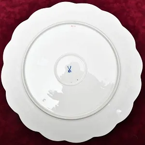 Антикварное Блюдо - Тарелка «ИРИС и ВИНОГРАДНЫЕ ЛИСТЬЯ», Фарфор MEISSEN Германия.