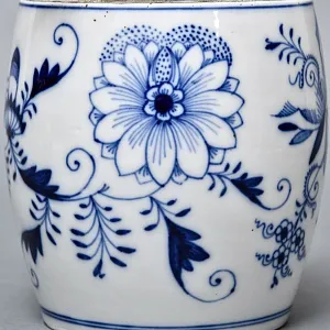 Антикварная Фарфоровая бисквитница - конфетница «Синий лук», Bremer & Liebmann Германия.