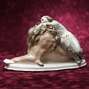  Коллекционная Фарфоровая статуэтка «Укротительница Ирина Бугримова и лев Цезарь», СССР ЛЗФИ, 50-е годы.