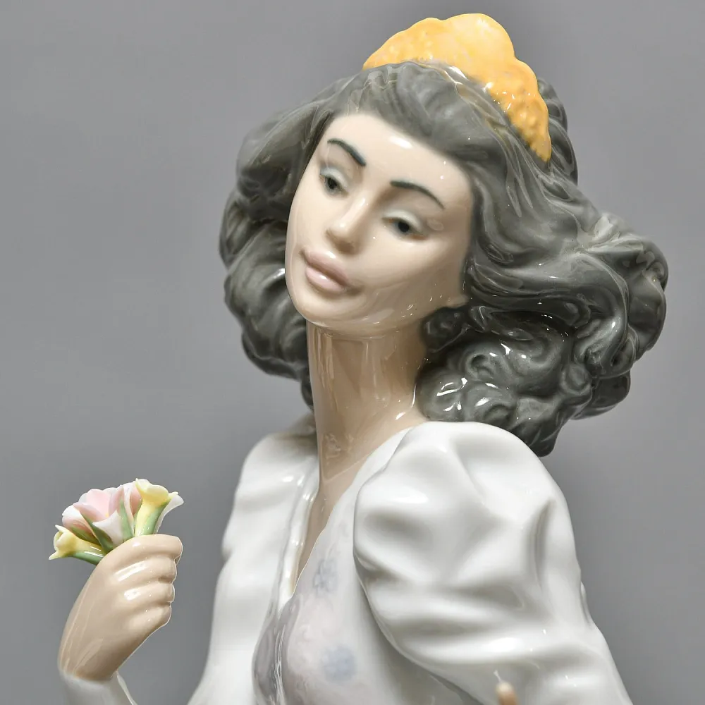 Коллекционная Фарфоровая статуэтка «Девушка в бальном платье», Lladro Испания, 2000 - 2004 годы. 
