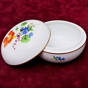 Шкатулка - Бонбоньерка круглой формы из коллекции «BLUMEN», Фарфор MEISSEN Германия.