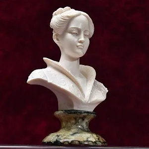 Коллекционная статуэтка - бюст «Герцогиня», Камень, Франция - середина ХХ века. 